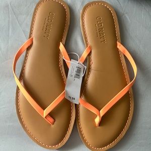 Old navy flip flops worn brand new worn to try on in a pet friendly home
